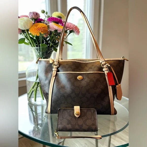 Coach Leather Peyton Tote Bag w/ matching wallet GUC - Picture 1 of 15